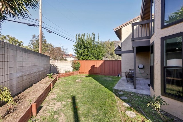 view of yard with a patio area