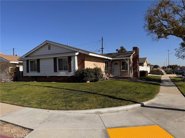 view of front of property featuring a front yard