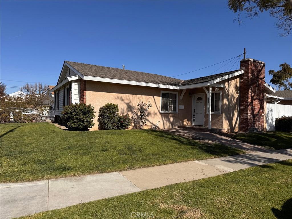 single story home with a front yard