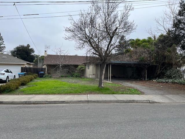 view of front of house featuring a front yard