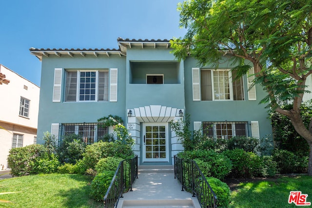 view of front of property with a front yard