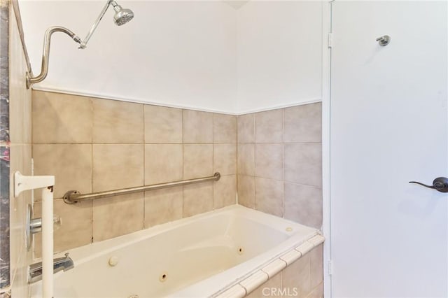 bathroom featuring tiled shower / bath