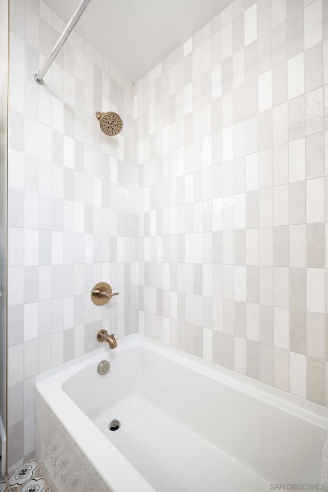 bathroom featuring tiled shower / bath combo