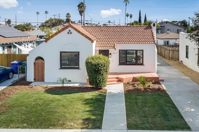 view of front facade featuring a front yard