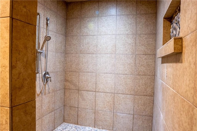 full bath with tiled shower