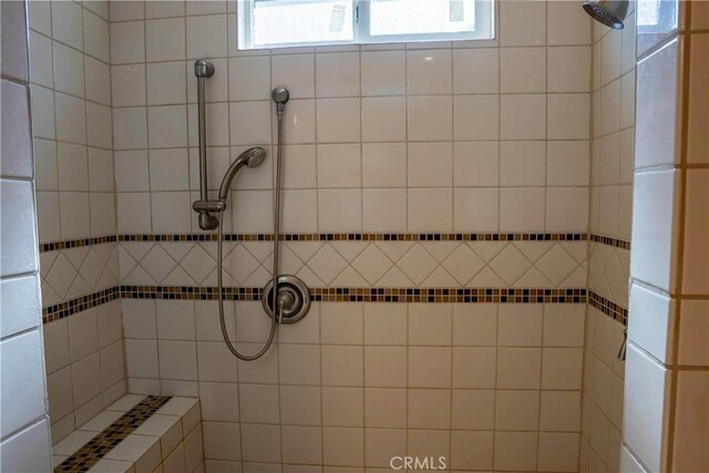 bathroom featuring a tile shower