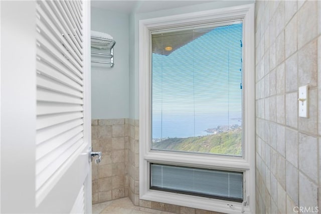 bathroom featuring tile walls