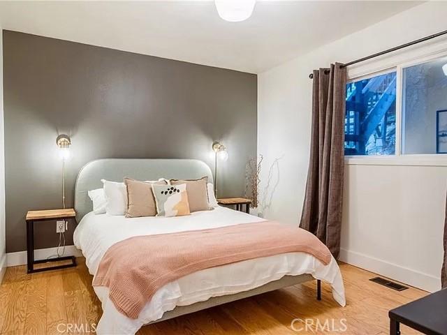 555 Dover Ct, Lake Arrowhead, CA 92352 - bedroom with light wood finished floors, baseboards, and visible vents