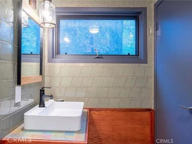 555 Dover Ct, Lake Arrowhead, CA 92352 - bathroom with a sink