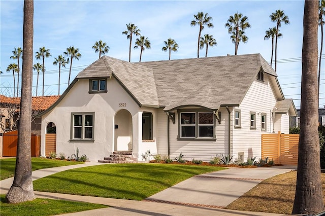 view of front of house featuring a front lawn