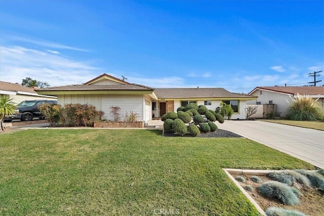 single story home featuring a front yard