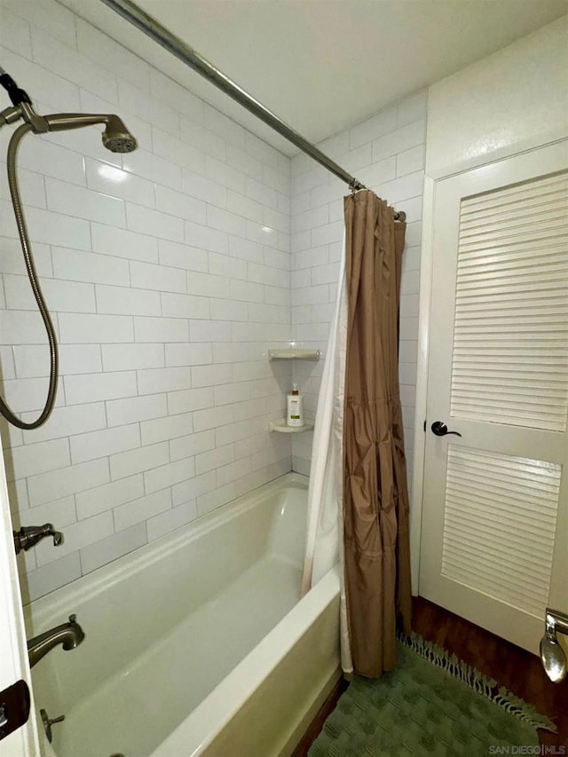 bathroom featuring shower / tub combo