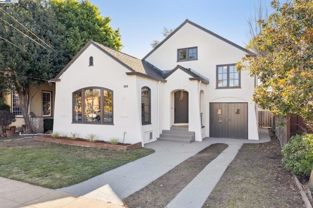 view of front of home featuring a front yard