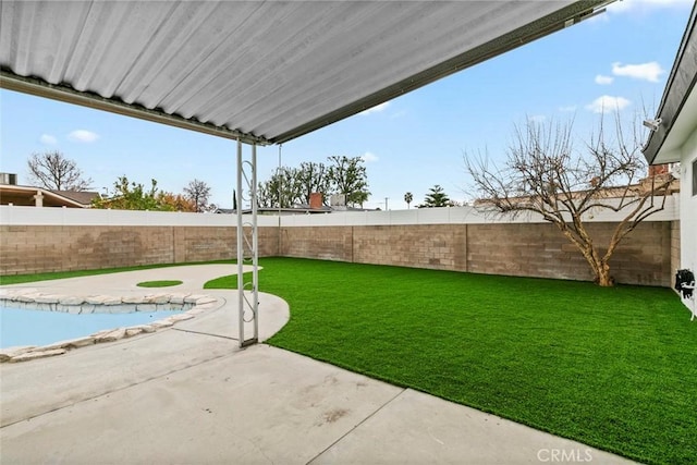 view of yard with a patio area