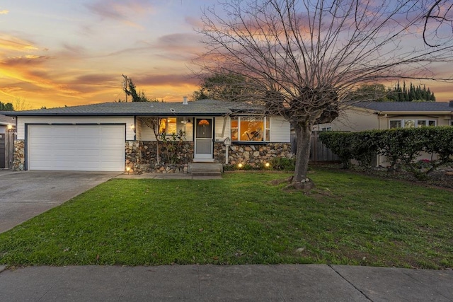 view of front facade featuring a yard and a garage