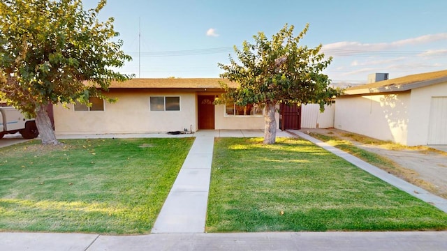 view of front of house featuring a patio and a front yard