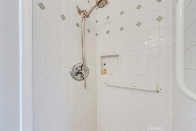 bathroom featuring a tile shower