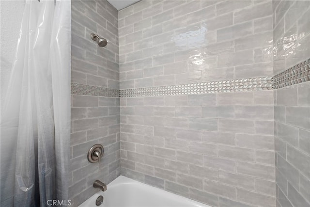 bathroom with shower / tub combo