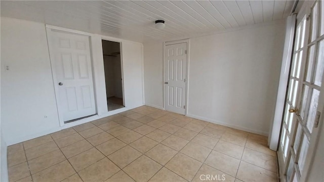 empty room featuring light tile patterned floors