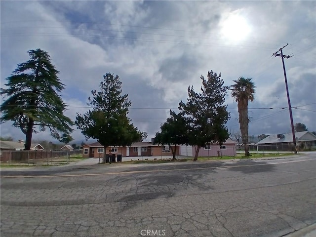 view of front facade with fence