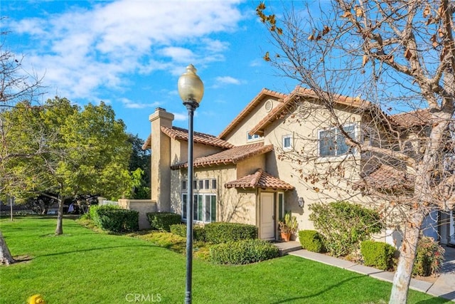 view of front of home featuring a front lawn