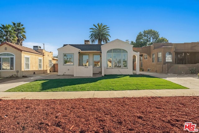 view of front of property featuring a front lawn