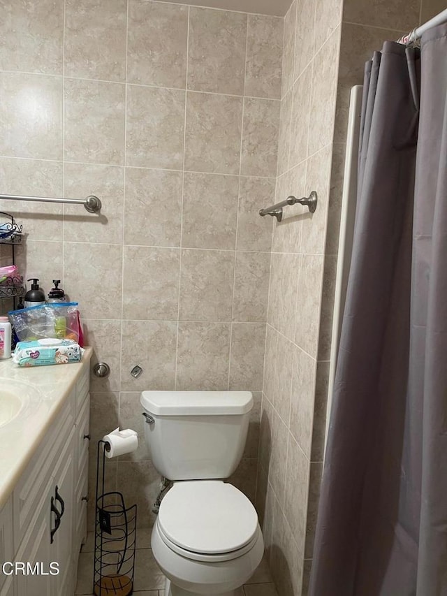 full bath with tile walls, a shower with shower curtain, vanity, and toilet