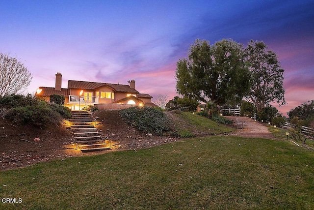 view of yard at dusk