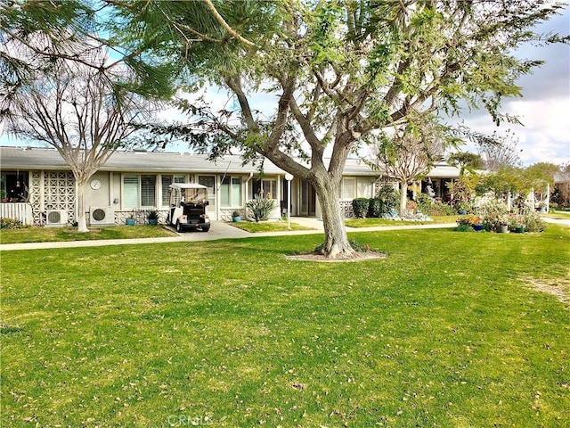 view of front facade featuring a front lawn