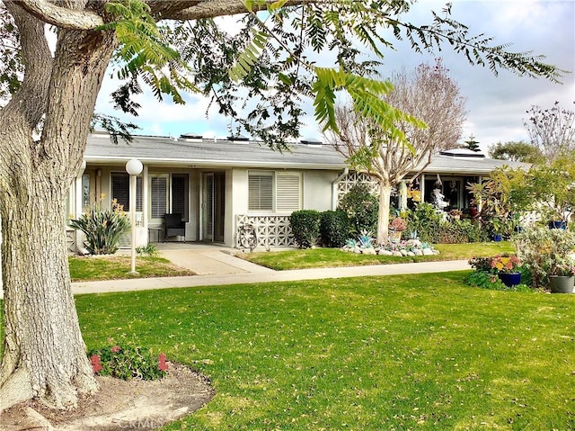 view of front of house featuring a front yard