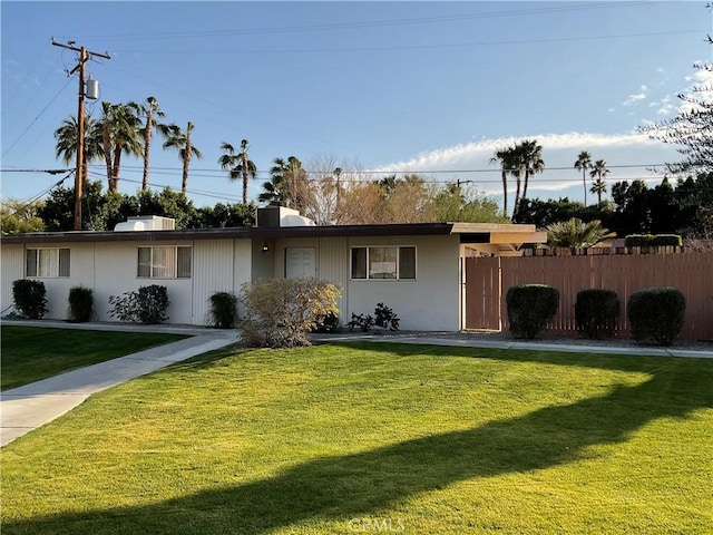 ranch-style home featuring a front lawn