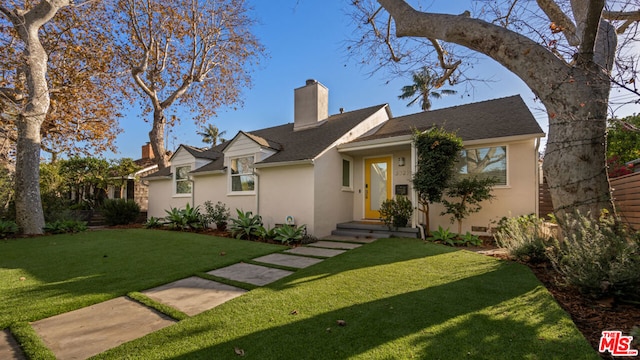 view of front of property featuring a front yard