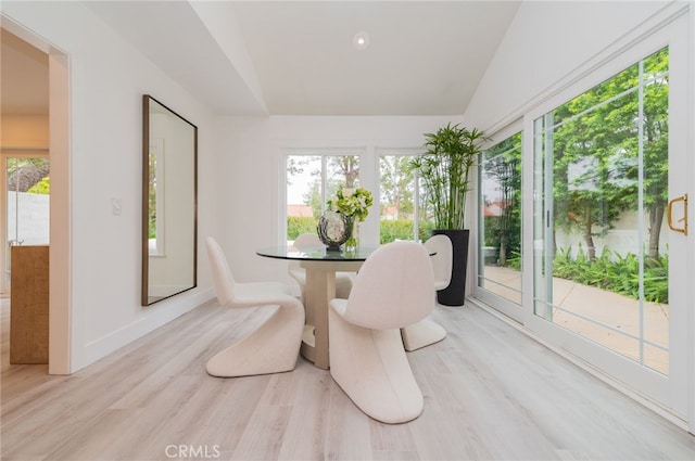 dining room with recessed lighting, light wood-style flooring, and baseboards