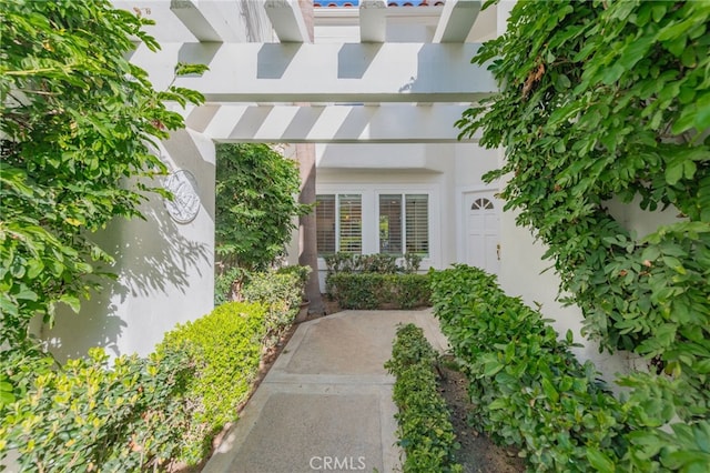 entrance to property featuring stucco siding