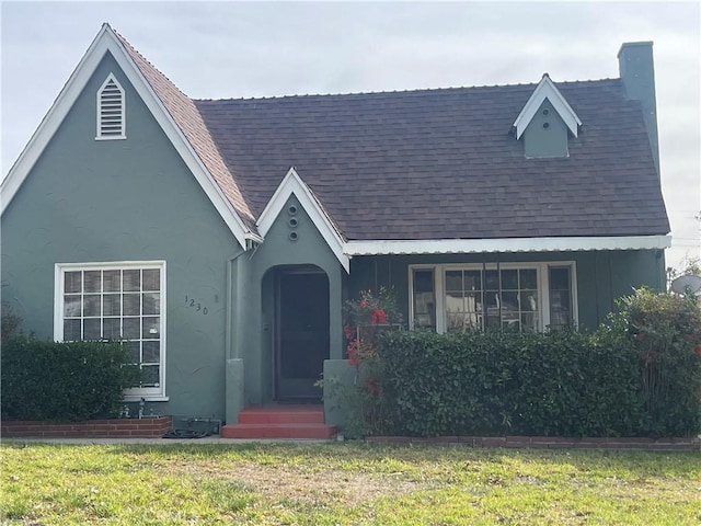 view of front of house featuring a front yard