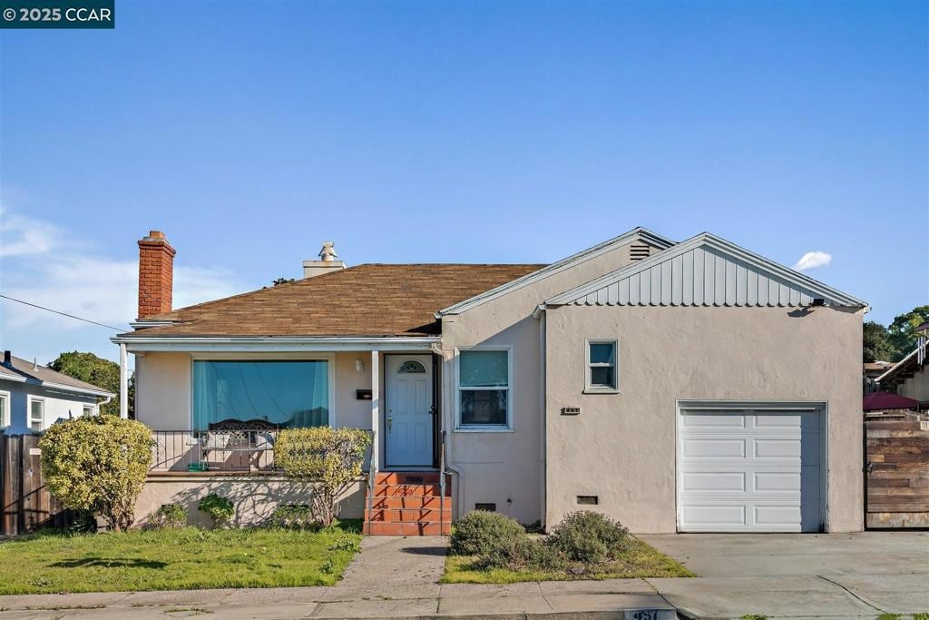 view of front facade featuring a garage