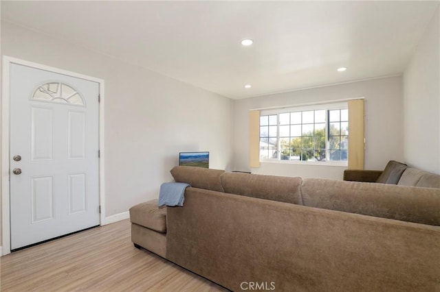 living area featuring light wood-type flooring, baseboards, and recessed lighting