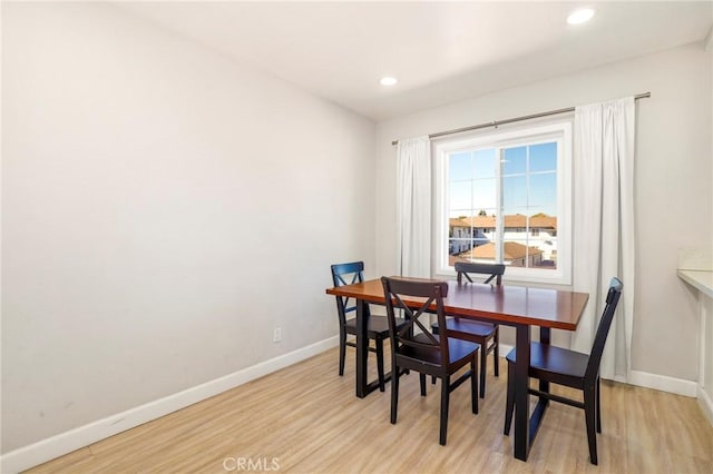 dining space featuring recessed lighting, light wood-style flooring, and baseboards