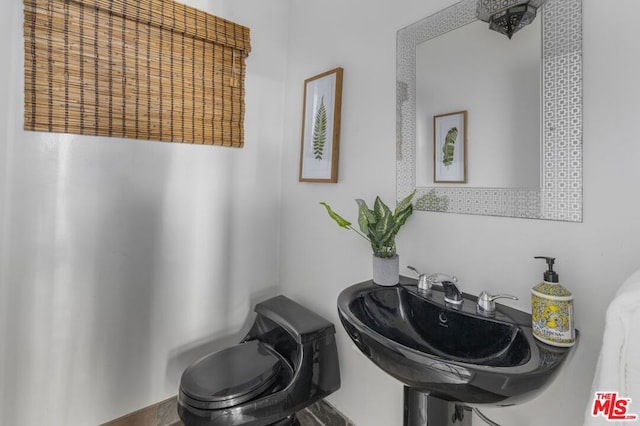 bathroom featuring sink