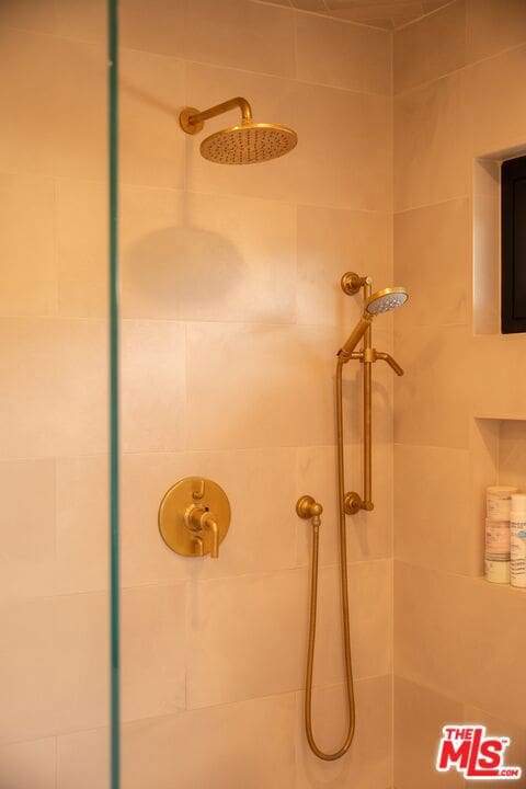 bathroom featuring tiled shower