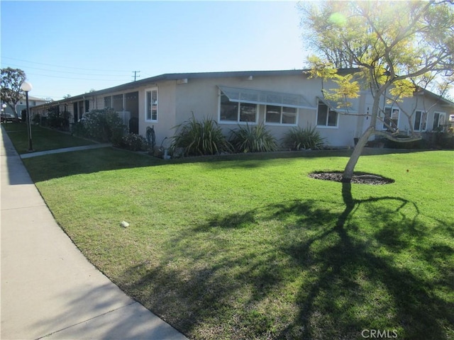 view of front facade featuring a front yard