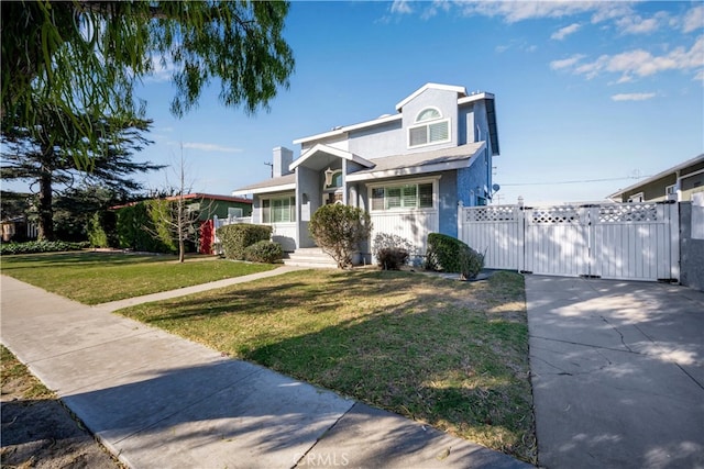 view of front of home featuring a front yard