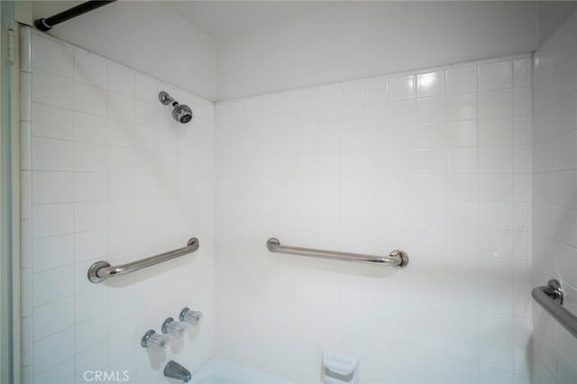 bathroom with tiled shower / bath