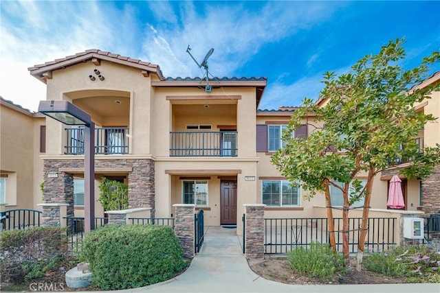 view of front of home featuring a balcony