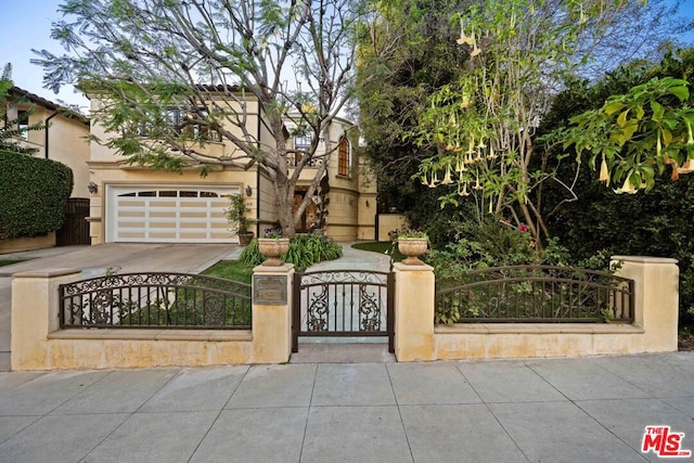 view of front facade featuring a garage