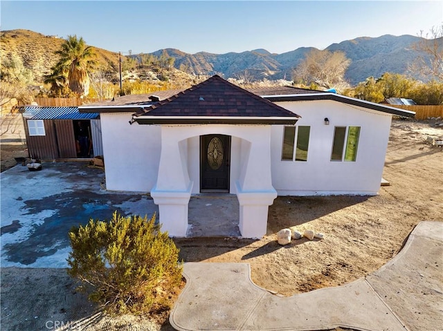 view of front of property featuring a mountain view