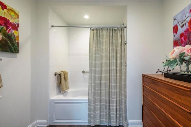 bathroom featuring shower / tub combo