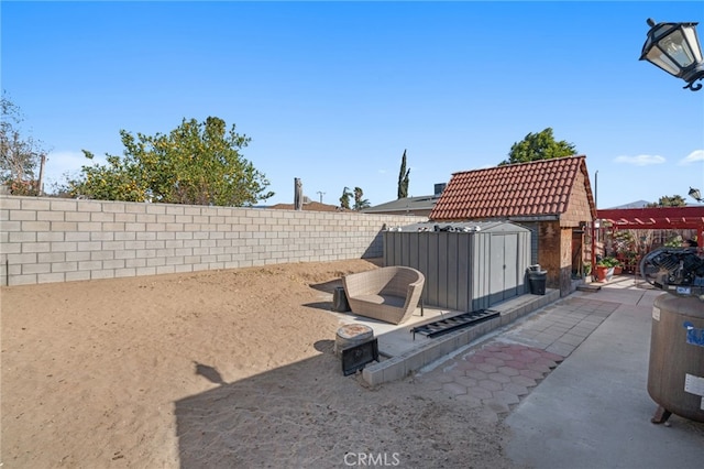 view of yard with a shed