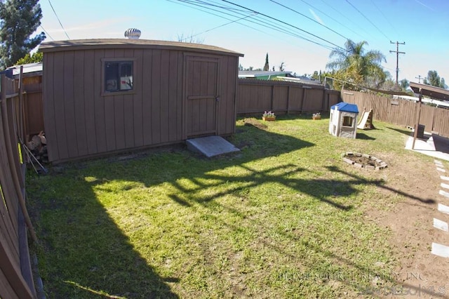 view of yard featuring a shed