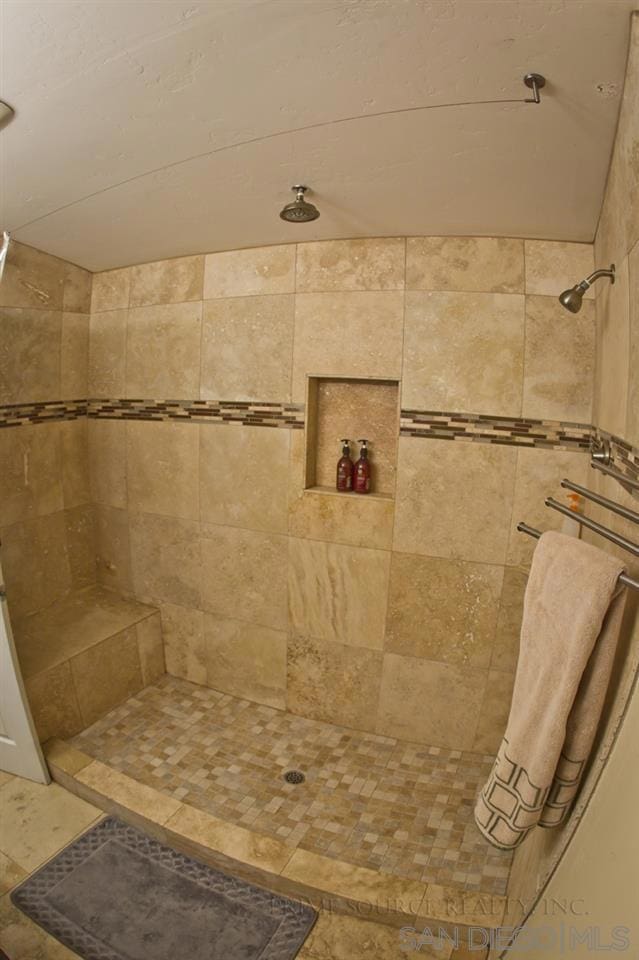 bathroom featuring tiled shower